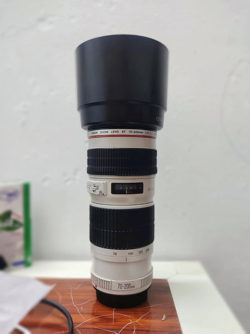 📸 للبيع: عدسة الكبار Canon EF 70-200mm f/4L USM (الفاخرة) مع فلتر متغير احترافي 📸
​عشاق التصوير الفوتوغرافي والفيديو والبورتريه، متوفر الآن عدسة الزووم الاحترافية الغنية عن التعريف من الفئة الفاخرة (L-Series) من كانون، مع فلتر متغير مجاني لتجربة تصوير متكاملة في مختلف ظروف الإضاءة.
​✨ مواصفات ومميزات العدسة:
​الموديل: Canon EF 70-200mm f/4L USM.
​الخط الأحمر (L): جودة تصنيع فائقة ومقاومة لظروف الطقس، مع حدة ألوان ونقاء عالي جداً في الصورة.
​الفوكس: سريع جداً وصامت بفضل محرك الـ USM (Ultrasonic).
​الاستخدام: مثالية جداً لتصوير البورتريه، الرياضة، الحياة البرية، وتغطية المناسبات والمهرجانات.
​➕ الملحقات الإضافية المتضمنة:
​فلتر متغير (Variable ND Filter): فلتر احترافي بمقبضين أحمر للتحكم السلس بدرجة العزل والضوء، ممتاز جداً لتصوير الفيديو في الإضاءة القوية والشمس.
​الهود الأصلي (Lens Hood): موديل ET-74 لحماية العدسة ومنع توهج الضوء الزائد.
​طوق الترايبود (Tripod Mount Ring): لتثبيت العدسة بشكل متزن ومريح على الحامل الثنائي أو المونوبرود.
​الأغطية الأمامية والخلفية الأصلية لحماية العدسة.
سعر 450 الف


**إذا كنت صاحب هذا الإعلان وتريد حذفه لأي سبب، رجاءا أرسل رسالة إلى الدعم الفني**