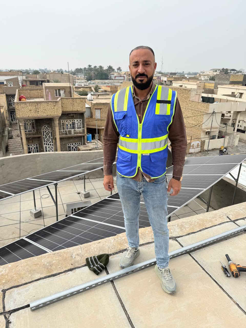 � مو كل منظومة طاقة… تستاهل تنحط على سطحك
هاي منظومة للناس اللي تختار القمة فقط 👑

⚡ إنفيرتر Solis 14 – IP66
60 أمبير حقيقي… أداء احترافي بثبات مطلق

🔋 بطاريات Soluna – 3 × 16 kWh
خزن ضخم يمنحك استقلال كامل
راحة ليل ونهار بدون أي قلق

☀️ 24 لوح جينكو 620 واط
إنتاج استثنائي وكفاءة عالية جداً
استثمار يشتغل لصالحك كل يوم

🛠 هيكل C-Channel ثقيل
تنفيذ هندسي دقيق… تفاصيل محسوبة… عمر طويل

✨ هذه منظومة للنخبة
قوة، أمان، وهيبة أداء

مكتب الطاقة المستدامة
للي يريد الأفضل… إحنا خيارهم الأول

📍 كوت – الخاچية – شارع 40
📞 *********** | ***********
