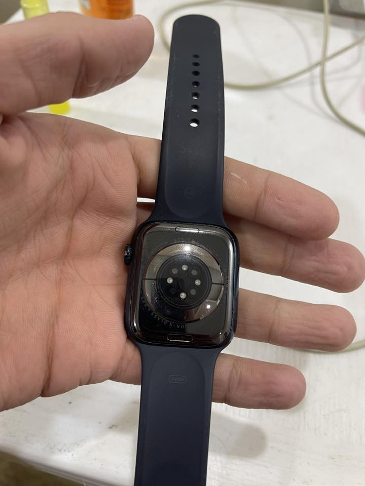 السلام عليكم
ساعه ابل الجيل ٨ 
كامله محلقاتها شاحنه وسير اصلي 
السعر ٢٥٠ وبيها مجال 
بغداد السيديه 
رقمي ***********
