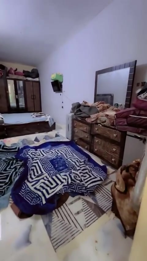 السلام عليكم بيت للبيع اومراًوس بيت بقطاع صفر كبيرونضيف قاطين. اريدالبيت معروض سعره ٦٠ مليون 
البيت مساحه ٦٠ متر بالطول البيت مابي حوش مدخل عل استقبال بي ستقبال مطبخ حمام وغرفه جوه 
القاط الثاني غرفه ع كبر البيت ٩ مترات ترهم غرفتين 
وبالقاط الاول صطح 
وبالقاط الثاني صطح ثاني ع طول البيت الصطح كله شتايكر 
البيت نضيف المكان البلديات شارع ٣٠ اليوان مقابل جامع العلويه خديجه كهرباء مي كلشي متوفر منطقه معروفه.


**إذا كنت صاحب هذا الإعلان وتريد حذفه لأي سبب، رجاءا أرسل رسالة إلى الدعم الفني**