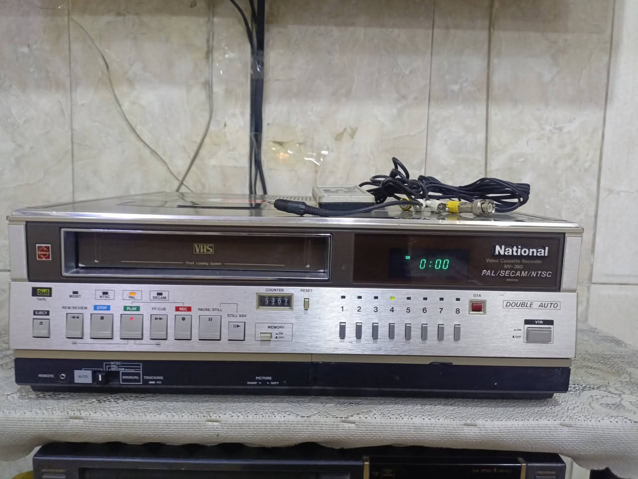 للبيع 
فديو كاسيت ناشيونال(NV-390)
.3.أنظمه أستيراد مؤسسه بدايه الثمانينات..يعمل على الشاشات الحديثه والتلفزيون القديم بنظام AV-RF جداً نظيف شغال وبحاله ممتازه خالي من التصليح والعيوب نهائيا بلاد وضع شركه 
هيد شركه بلاد.. أداء وعرض وتسجيل 
للاستفسار (***********) متواجد واتساب ماسنجر.. يوجد توصيل 
((السعر مراسله الصفحه))
