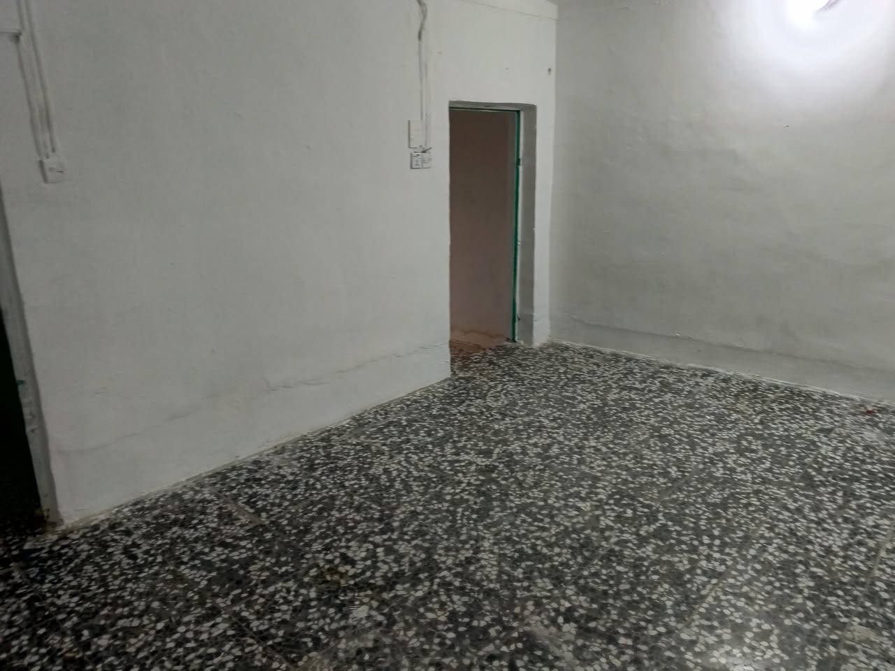 سلام عليكم بيت مكانه بل زعفرانيه شارع المركز التسعين والرض تشجير بيت بي غرفتين ومطبخ وحمام توليت وسعر خاص رقم***********
