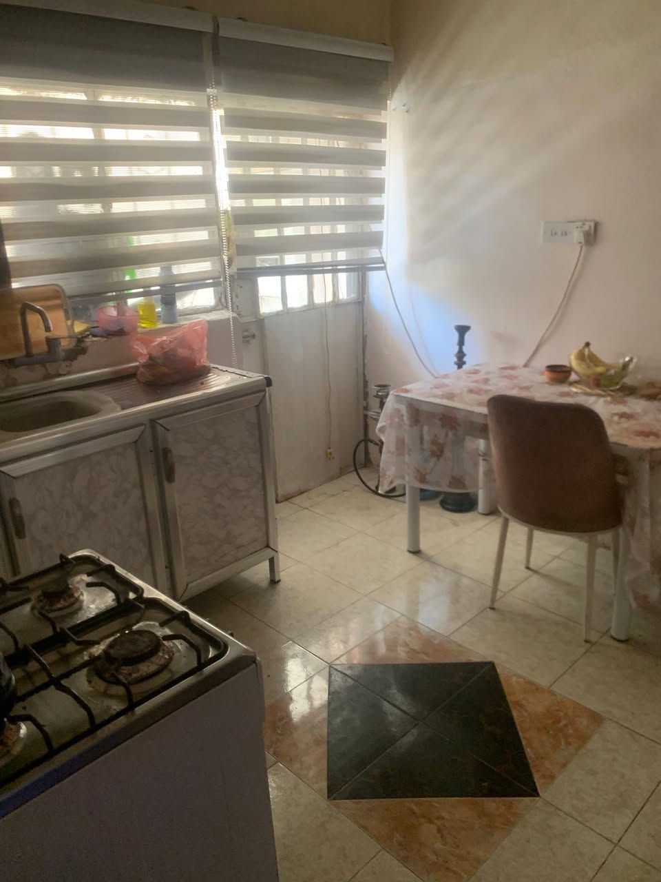 سلام عليكم
يوجد دار للبيع طابو زارعي سند 25
مساحة 100 متر مربع 10*10 يحتوي على 2 غرف نوم صالة ومطبخ وحولي وحمام وتواليت العنوان شهداء البياع قرب فلكة الشهداء بظهر حسينية الحسن العسكري للاستفسار الاتصال على الرقم ***********

