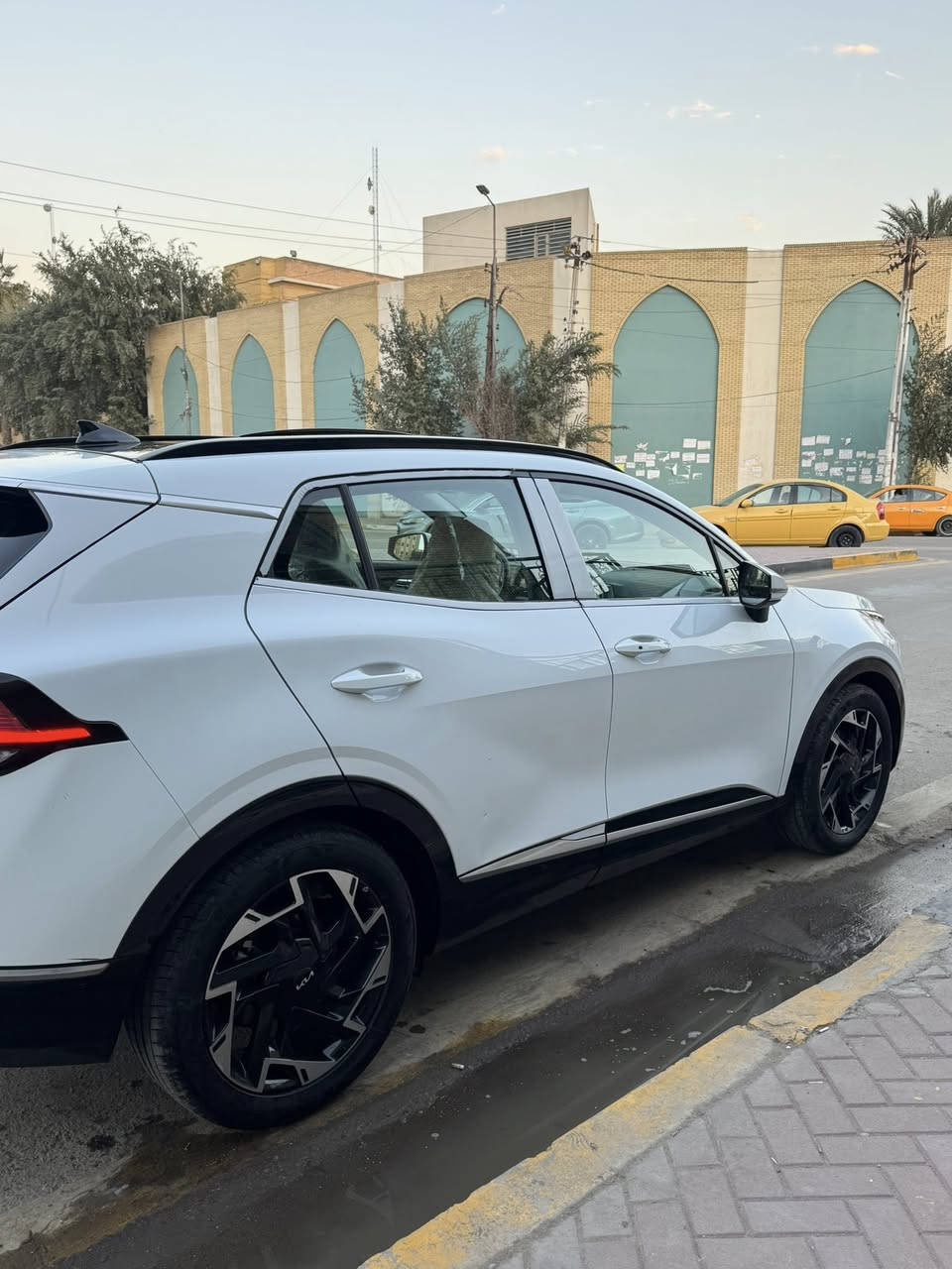 السلام عليكم كيا سبورتج 2024 اخت الزيرو ماشية 9800 KM السياره  استخدام منزل واحسن مدارات مداريها من بانزين محسن ودهن من شركة قبل فتره بدلته 
المواصفات:

1️⃣ محرك اقتصادي 2000cc
2️⃣ تشغيل بصمة عن بعد + دخول ذكي
3️⃣ شاشة وسطية كبيرة
4️⃣ كاميرا خلفية وضوح عالي
5️⃣ حساسات أمامية وخلفية
6️⃣ شاشة عدادات ديجيتال
7️⃣ أنظمة قيادة (Drive Mode)
8️⃣ Auto Hold
9️⃣ مانع رجوع بالمرتفعات
🔟 مثبت سرعة من المقود
11️⃣ تحكم كامل بالستيرن (صوت / شاشة / اتصال)
12️⃣ مكيف ديجيتال ثنائي التحكم
13️⃣ تدفئة مقاعد أمامية
14️⃣ تدفئة ستيرن
15️⃣ فرامل يد إلكترونية
16️⃣ إنارة LED أمامية وخلفية
17️⃣ جنوط رياضية
18️⃣ مرايا كهرباء مع إشارات
19️⃣ صندوق خلفي كهربائي
20️⃣ صالون واسع ومريح جداً
21️⃣ ارتفاع ممتاز عن الأرض

السعر : 245$ 

مكاني بغداد الاعظمية للاستفسار 
الشيخ ابو محمد :***********
