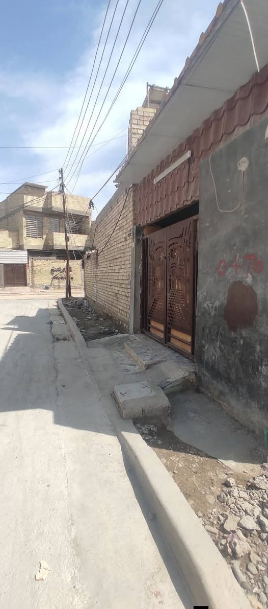 سلام عليكم توفر عندي بيت زراعي  مساحه 100متر --جبها 4--نزال --25-- طابق ونص --بي غرفتين منطقه كامله  كل الخدمات مي مجاري كهرباء تبليط  موقع البيت البلديات الضباط خلف الصحفيين قرب مدرسه زين القوس منطقه حي الامير فرع 10متار البيت صاير بصف ركن الاستفسار اكثر ***********رد واتساب ماسنجر
