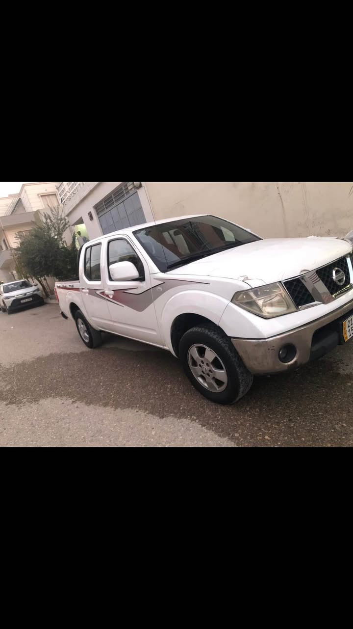 نافارا ٢٠١٤ 
گيرئوتوماتيكة بيلاد
كيرو مةكينةي بةشةرت رون كةم ناكات بي كيشةية
تةقةو رةقةي بةشةرت بي تةقةو رةقةية
٥ بارجةي بوياخة ٣ بيشةوة
دوو دةركاي سايةق لةسةر ساغي بي كرانةوة و مةعجون
بةتانةي سايةت ترزيكي كرتووة
شانيس و اكسلو تةحىل بةشةرت وةكالةتي بةناوي خومانةوةية
*********** فايبةر و وةست اپي لةسةرة السليمانية, العراق
