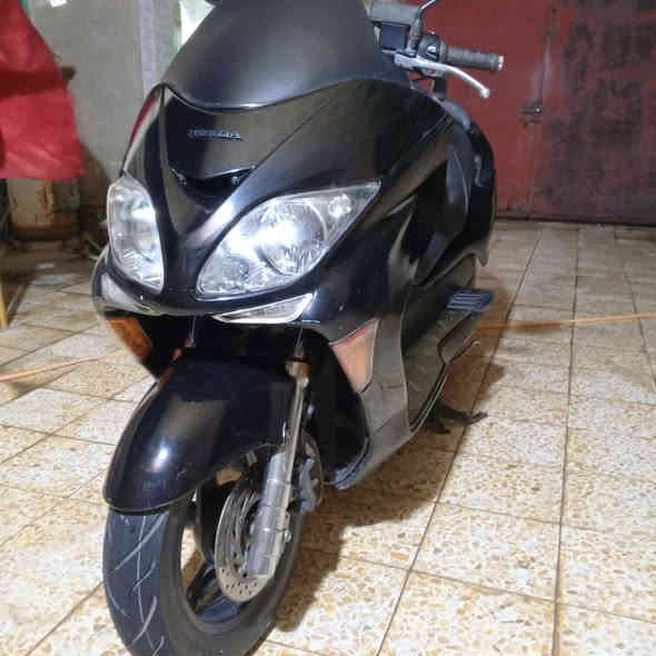 السلام عليكم..
دراجة فورزة  0.9 
الدراجة مكفولة مكينة بلاد ، شلعة ، معدل ، كهربائيات كلها شغالة ، أوراق كاملة كمركها مدفوع ..
لايت زنون ، ستان حساس ، نيكل ، تدفئة ، مسجل ، لايت جنطة ، تخم تاير جديد .
دراجة كامل الرقم ***********
خابر بيك خير ودلل
