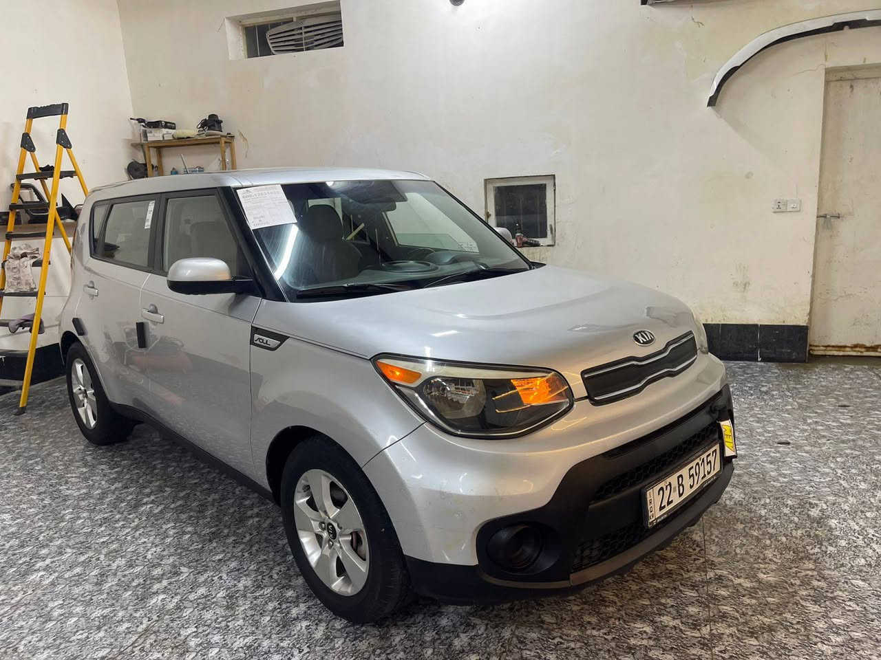 السلام عليكم ورحمه الله وبركاته
للبيع كيا صول 2017 
رقم شمالي اربيل رقم وهزة وسنوية جدد 
وارد امريكي كفاله حادثه دعامية امامية فقط ومبدله وكاله اصلية نفس لون 
مكينه ١٦٠٠ جديده مامفتوحه 
كير وضع شركه 
حدادية ٨٠٪ 
سيارة جدا جديده واستعمال شخصي
زوج تاير جديد
سبير وعدة ما ملعوب بيها 
سيارة نضافتها ١٠٠٪ 
ومابيها نقص 
مكانه بابل مسيب سعر 118 وبيها مجال للشراي للستفسار اكثر اتصل ***********
