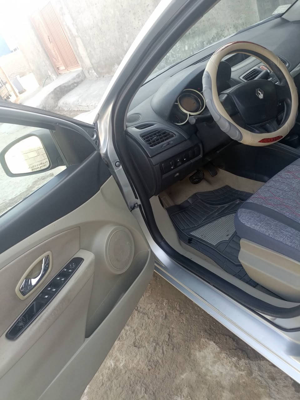 رينو فلوس 2016
كفاله من الصبغ والتبديل والبارد كله ع وضع الشركه فقط بيها دحجات بسيطة طخات وبيها جراد 
تبريد كله جديد بس صونده فالته وطار الغاز رقم قادسيه سنويه لل29 شرط التحويل مكانها نجف_ كوفه شارع المعمل 
سعرها 72 وبيها مجال جدا بسيط
‏‪***********‬‏
