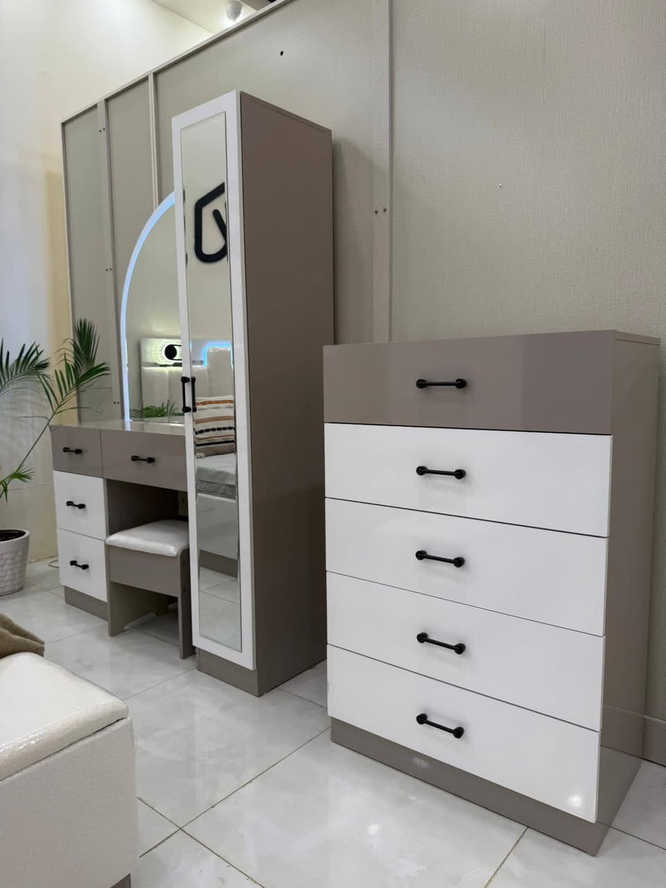 أسعار مناسبة + بالتقسيط + التوصيل مجاني موديلات حديثة جداً 
من معرض عبدالله الشاهين للاثاث التركي 
توفرت الموديلات المودرن 

•غرفة تركية 10 قطع *

 ✅• الغرفه بالكامل صبغ حراري *✅
•قياس الكنتور ٣٢٠* مع الملحق
•أناره بالسرير *
•انارة بالكنتور+مجرات*
 • أناره بالميز تواليت *
•جميع السكك والأبواب هايدروليك شفط*
•ميز تواليت عرض١٣٠'ارتفاع ١٨٠*
•سرير مخزن+شازلون مخزن*
•قياسات الغرفه كلها عملاقة*

كل هذا واكثر بعد اتصل 
او ارسل رسالة على الرقم

***********
