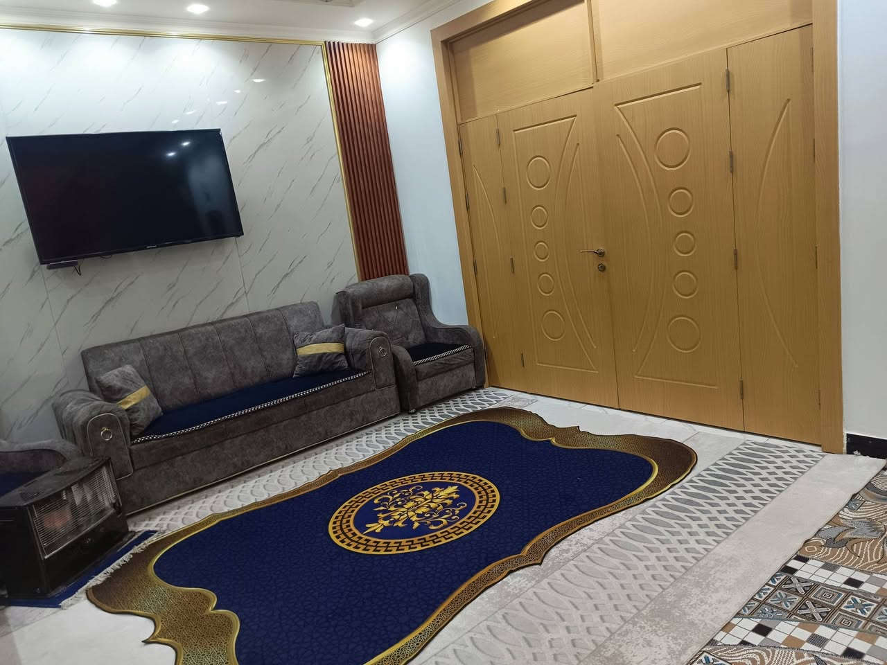 السلام عليكم بيت للبيع في مجمع الكرار مساحة ٢٠٠ متر متكون من غرفة أو صالة أو مطبخ او استقبال أو غرفة بالطابق الثاني بيت نظيف يبعد عن السنتر شارع واحد شارعة ١٢ تبليط مجاري إنترنت ضوئي مطلوب للمصرف ٥٠ مليون تسديد بالشهر ٢٤٥ البيت مرحلة أولى اي استفسار الاتصال على الرقم ***********
