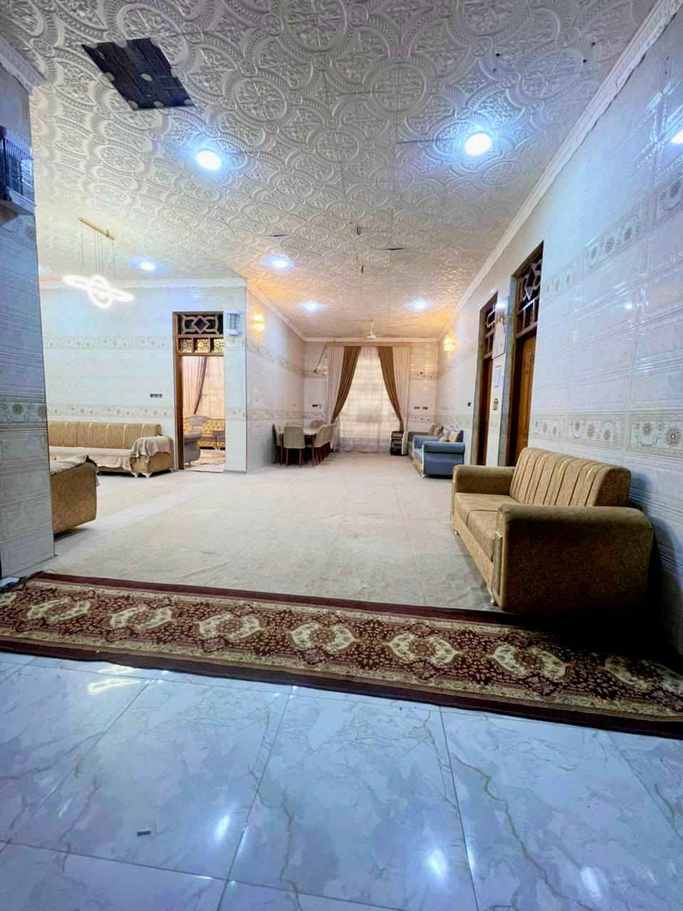 بسم لله ماشاء الله

للبيع بيت مساحه ٧٠٠متر
 ((السعر  ٨٥  ))

(( طابو سند ٢٥)) مداور مباشر
بناء حديث طابوك والسقف صب كونكريت

شبكه خدمات متكاملة 
 مركز صحي
مدرسه قريبه
صيدلية قريبه 
 ماء أسأله وسقي 
كهرباء ومولد ذهبي
ركن على شارعين تبليط
مداور مباشر بأسم المشتري 

ركن على شارعين تبليط
  يتكون من.
١_ #كراج يتسع لأكثر من ٤سيارات
٢_ #حديقه كبيره
٣_ #استقبال  (١٠ *٤ ونص)

٤_#صاله   ( ١٤  *٤ ونص)

٥_#صاله    (٨ *٤ونص)

٦_#مطبخ  (٦*٤ونص)

٧_#صحيات داخلية متكاملة

٨_# سياج حجر كامل

٩_#قطعه ١٥٠ متر

الموقع:: الحمزه الغربي #التياس قرب المركز الصحي
على الشارع العام مباشر

***********  متوفر واتساب 

***********
