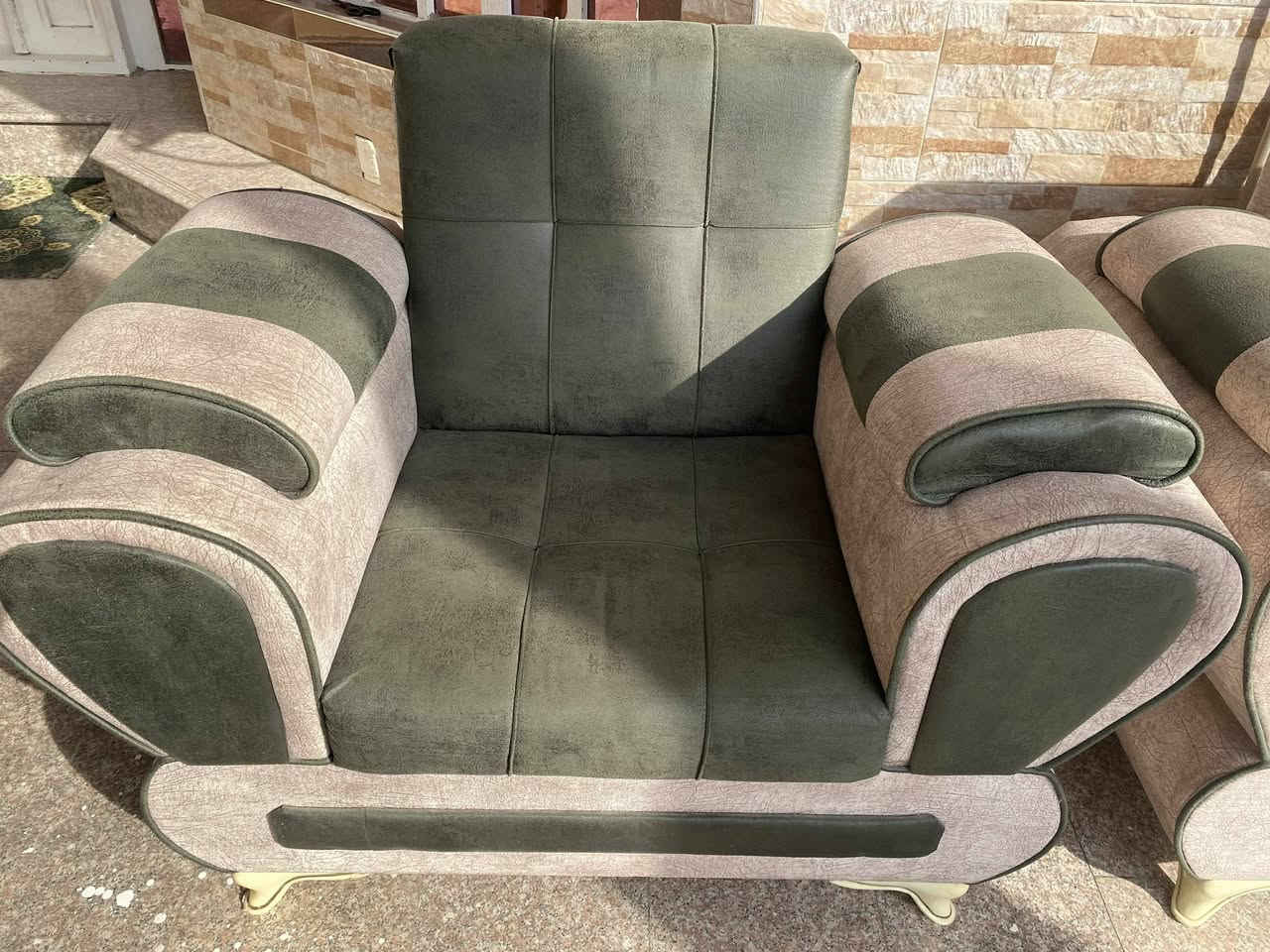 السلام عليكم تخم نظيف يحتوي على كرسيين وقنفتين كبار  وقنفه وسطيه مابي اي كسر والقماش ماله نظيف  السعر 300وبي مجال العنوان كوت اي استفسار اخر مراسله الصفحه او الاتصال بل الرقم ***********
