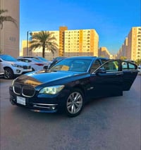 بي ام دبليو 740Lİ . رقم بغداد/ موديل 2013 / خليجي /وكالة العروش  باب ط...