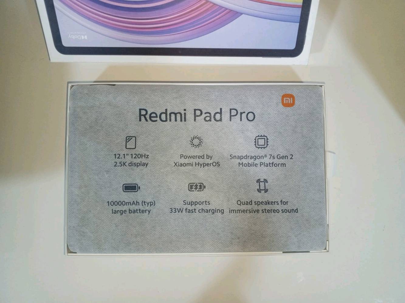 ريدمي باد برو 
للبيع او مراوس ب

مواصفات الجهاز

الحجم: الشاشه 12.1 

النوع: IPS LCD بدقة 2.5K.

التردد: 120Hz (سلاسة عالية في التصفح والألعاب).

السطوع: يصل إلى 600 nits مع طبقة حماية Gorilla Glass 3.

2. الأداء والعتاد

المعالج: Snapdragon 7s Gen 2 (بمعمارية 4 نانومتر)، وهو معالج قوي وموفر للطاقة ويشغل الألعاب بشكل جيد جداً.

الذاكرة (RAM):  8 جيجابايت.

التخزين: 128 جيجابايت (ويدعم تركيب ذاكرة خارجية حتى 1 تيرابايت).

النظام: واجهة شاومي الجديدة HyperOS المبنية على Android 14.

3. البطارية والشحن

السعة: 10,000 مللي أمبير (تكفي للاستخدام المكثف طوال اليوم).

سرعة الشحن: 33 واط (شحن سريع جيد بالنسبة لحجم البطارية الكبير).

4. الكاميرا والصوت

الكاميرا الخلفية: 8 ميجابكسل.

الكاميرا الأمامية: 8 ميجابكسل (تأتي في المنتصف عند وضع الجهاز بالعرض، وهو وضع مثالي لمكالمات الفيديو).

الصوت: 4 سماعات ستيريو تدعم تقنية Dolby Atmos، مع وجود منفذ سماعات الأذن 3.5mm (ميزة نادرة حالياً).

سعره 225 

مكان بغداد شارع فلسطين 

متواجد خاص
