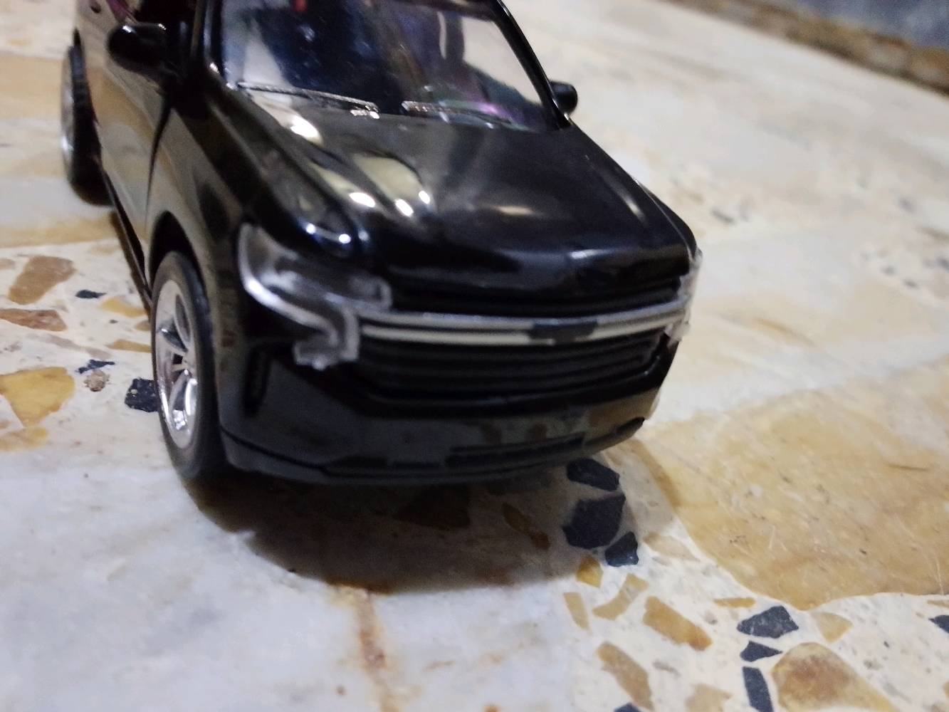 عندي نموذج مصغر لسيارة تاهو موديل حديث بلون أسود وهي مناسبة لجمع التحف أو للهدايا. مصنوعة بجودة عالية وتعكس تفاصيل السيارة الحقيقية بدقة كبيرة.