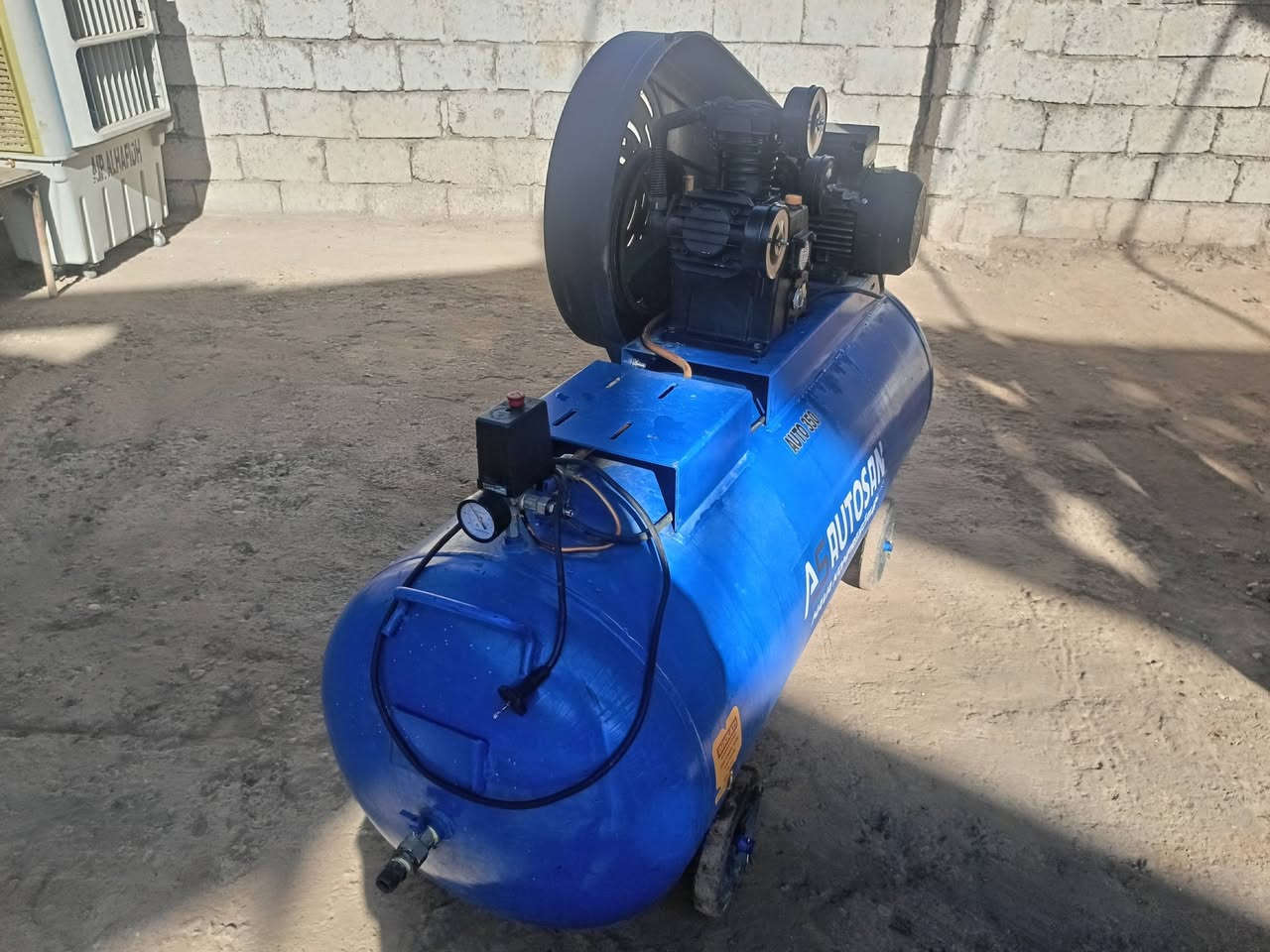 كمريسر هواء للبيع ثلاثه بستن نظيف حيل السعر 600 وبيها مجال ***********
