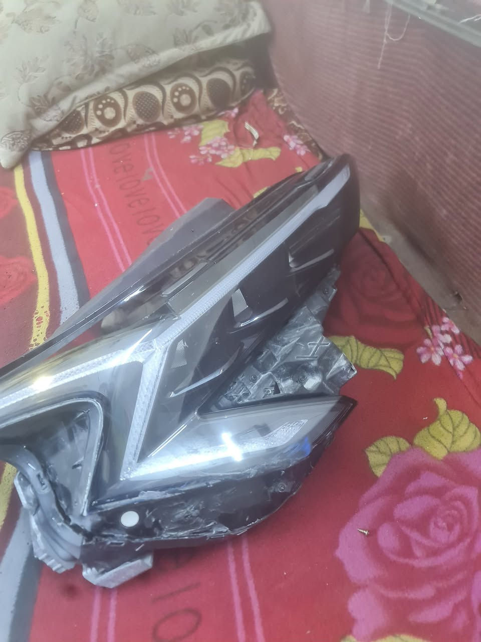 السلام عليكم
لايت k5 موديل 25 

شكل خليجي طرف سكن ( اليمين ) 

شغال كل عيب ما بيه للبيع 

قيم واخذ
***********
