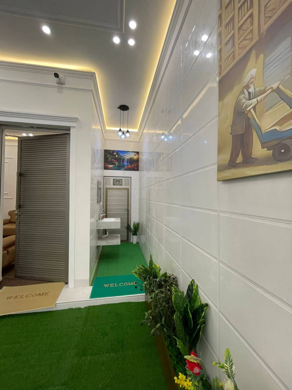 واسعد الله اوقاتكم بكل خير احبتي 
***********

يتوفر دارين سكن كل دار طابقين للبيع 
نفس المساحه ونفس الترتيب ونفس السعر 
واحد ركن والثاني بصف الركن
مع الاثاث بلكامل 
#البناء طابوگ والارضيه رفت الشغل درجه اولى واشراف هندسي وبخراطه مميزه 

#مساحة كل بيت 100 متر مربع 
على شارع تبليط

نوع العقار طابو زراعي عراقي 
سند ٢٥ ول مالك عراقي تتكاتب ويا ابوالطابو مباشرتا

يتكون الطابق الاول من غرف نوم عدد 1
استقبال 
صاله
مطبخ 
 مجمع صحيات داخليه وخارجيه 

الطابق الثاني يحتوي على 
غرف منام 2
صاله 
صحيات
سطح 
البيت كامل من جميع الملحقاته 
بناء جديد 2025

العنوان البصرة قضاء ابي الخصيب قرب سوق ابي الخصيب الرأيسي 

السعر 160 وبي مجال
فارق جاهز للسكن 
للاستفسار لاتصال ***********
