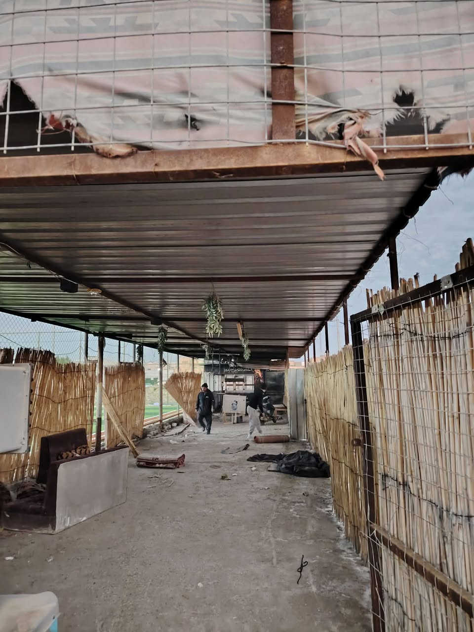 هذني هن وحديدهن وبي ارسي وباب وياهن قياس الطول ٢٢متروالعرض ٥امتار نضيفات كولش ب٧٥٠ حلة الاكرمين***********
