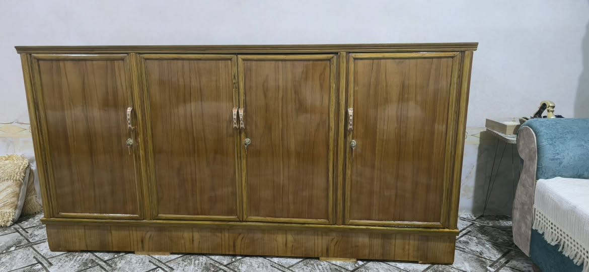 السلام عليكم
بيع بوفيه نجاره مترتين جديده غير مستخدمه
النوع الثقيل
السعر قفل ٢٠٠ 
اتصال ***********
