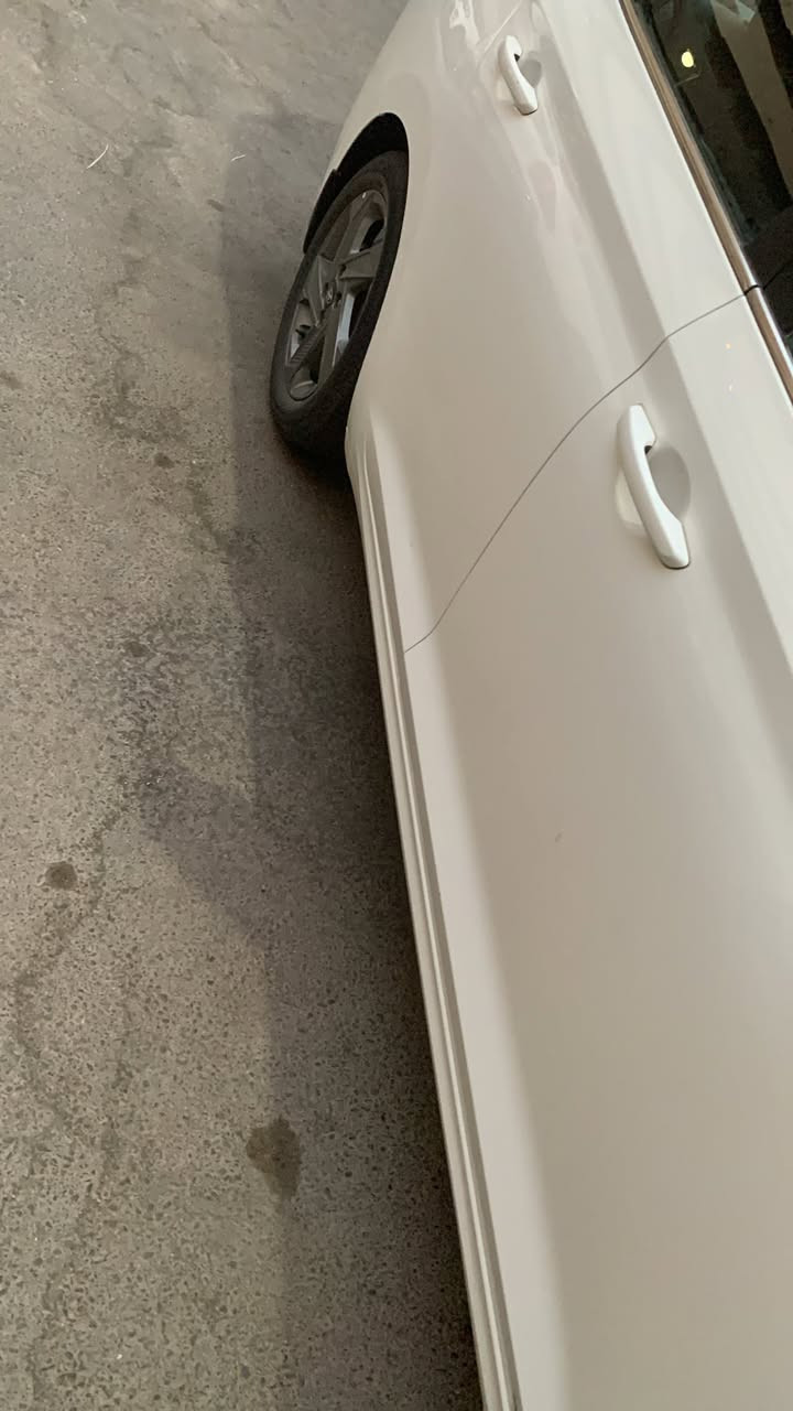 سلام عليكم اخوان عندي خليجي اكسنت موديل 21 بغداد بسمي مال اقصاط بية بارد في الجنطة بدون صبغ وله تبديل اسوي وكالة مواصفات السيارة فتحه اشاير مري تحكم ستيرن تبريد قطعتين داخل السيارة لونين بيجي واسودّ الأرضية جلد تخم تاير ماشية 124 تخلص القصاط سنة 28 شهرالسادس رايد ابيع 125 وبيه مجال 
***********
