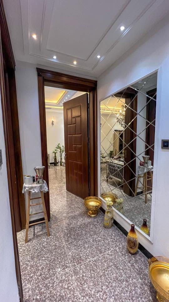 للبيع (بناء حديث 2021) 🏠

📍 الموقع: بغداد - حي الحسين / ضباط الملحانية .

المساحة: 300 متر.
واجهة 15 متر × نزال 20 متر.

تفاصيل البيت:
• الطابق الأرضي: صالة استقبال (9×5م)، هول (5×5م)، هول داخلي (حولي) واسع، مطبخ حار وبارد كبير (10×5م)، غرفة نوم أرضية (5×5م)، وحمامين.

• الطابق الثاني: 4 غرف نوم (منها 3 غرف ماستر سويت)، وحمام إضافي.

• السطح والخدمات: مخزن كبير (سندويج بنل 6×5م)، سقيفة مع خزانات عدد 2، و3 سخانات.

• الخارج: كراج وحديقة داخلية كبيرة ومرتبة.

• الإضافات: مناور عدد 2 مغلقة بالكامل لحد السطح لضمان الخصوصية والإضاءة.

📞 للاستفسار والتواصل واتساب:
***********
