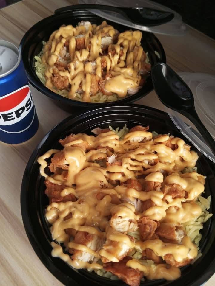 الريزو يم بنو وبس🫶🎀
الطعم ادمان بحد ذاته🤤🫶
الدجاج ستربس
الصلصات:-
كلاسيك
مدخن
باربكيو
السعر:  3000 فقط 
للحجز: *********** او مراسله الصفحه
