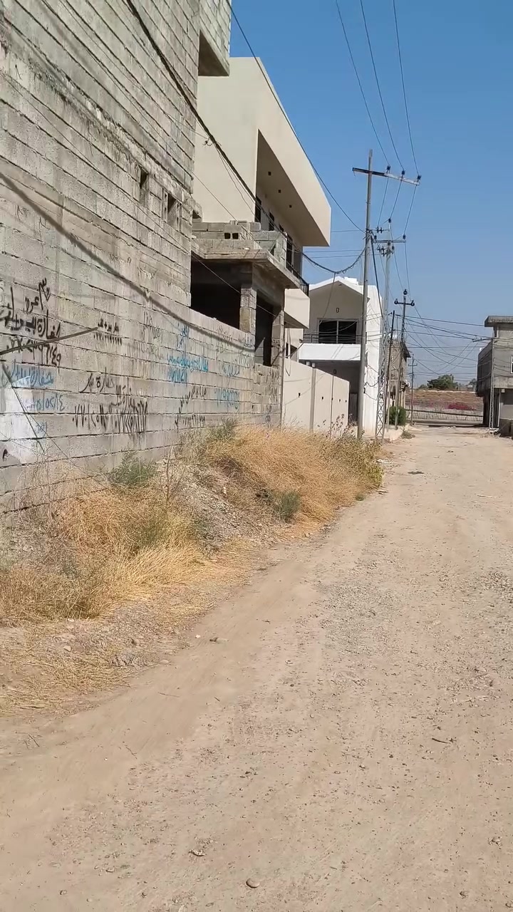 قطعه ارض للبيع قرب جسر معارض قريبه من الشارع 200 متر ماي كهرباء كامل واصل منطقه حلوة مرتبه سعرها مناسب الشراي يتصل *********** تنباع 100 او 200 متر
