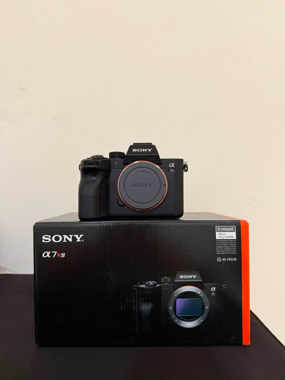 Camera Sony A7RIV 
Lens 24-70mm f 2.8 Sigma Mark 2
کامێراکەم %99خاوێنە 25 K
وێنەیی گرتوە و زۆر کەم بەکارم هێناوە 
خۆم بە تازەی کریومە شوختی نیە لەگەڵ کامێرایەکی لۆک فەرقی نیە 
کارتۆن و جانتای لێنز و کامل عەشیای شەریکەی خۆی لەگەڵدایە
ئەگەر مشتەریت نامە بنێرە ***********
