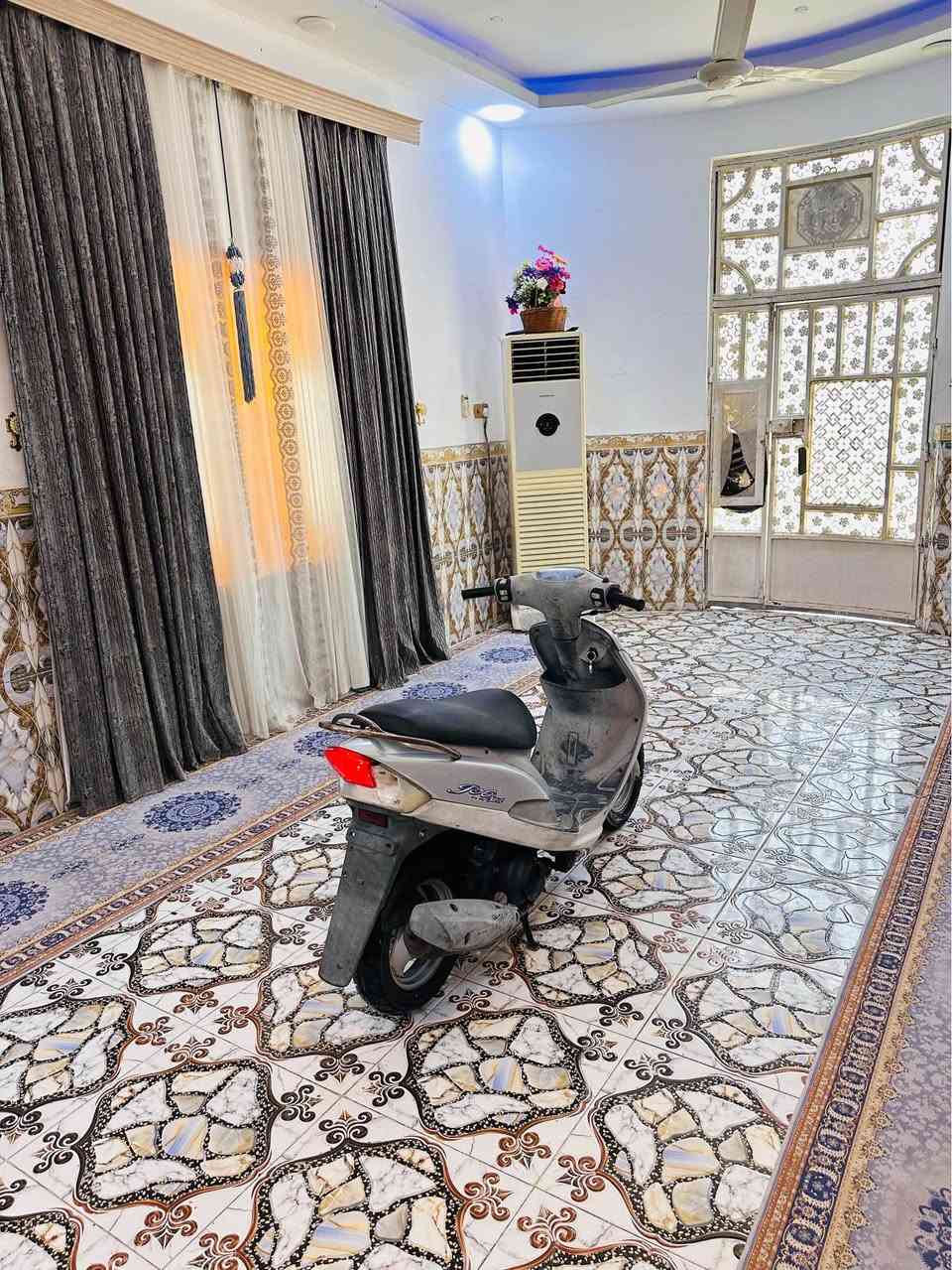 السلام عليكم للبيع ماكس حاويه كفاله عامه ختم واحد كله دراجه ما مفتوحه بلاد49 جيب فيتر وفحص جاهزه ما نقصه اي شي كلشي شغال بيه سلف هندر كهربائيات كله شغاله تاخذه تدعيلي السعر 800 وبيه مجال لشراي رقم الهاتف ***********مكان بصره القرنة, البصرة
