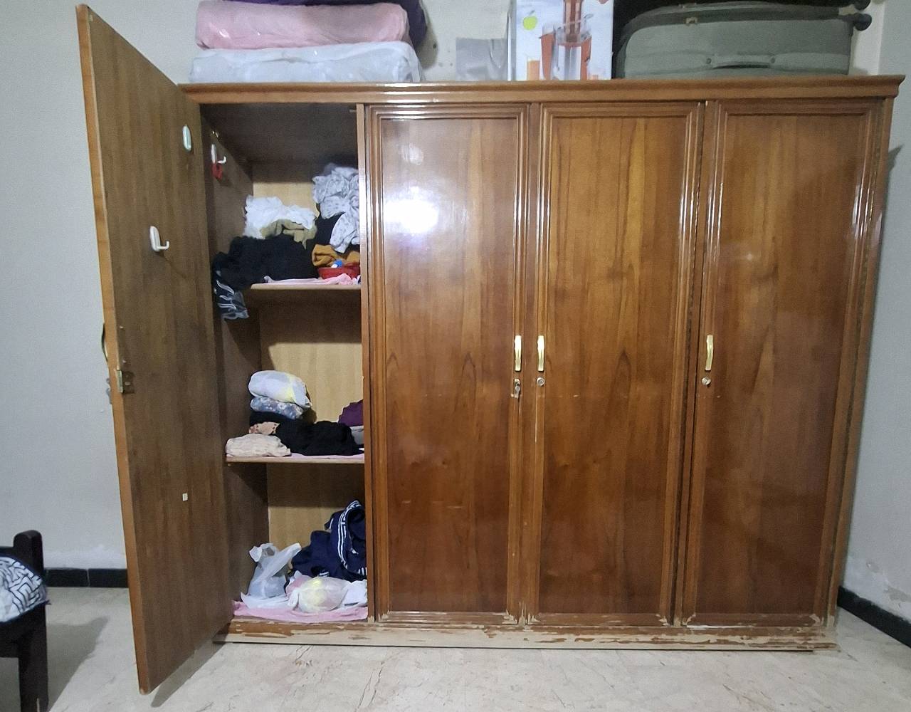 غرفه نوم شبابيه سعرها ٥٠٠ الف  وبيهه مجال  اخت الجديده  
الميز اتواليت بس السجه مال الجرار  فالته  بس الجرار موجوده 
كنتور صاج ٤ بيبان كل خانه ٤ طبقات سعر ٤٠٠ الف وبيه مجال
طباخ ايطالي  اخو الجديد شغال الفرن والعيون شغاله السعر ٤٠٠ الف  وبيهه مجال 
عجانه وقلايه هوائيه وعصاره مال فواكه  جديدات كلاثتهن   ٢٥٠ الف  
اي استفسار على هذه الرقم  
***********