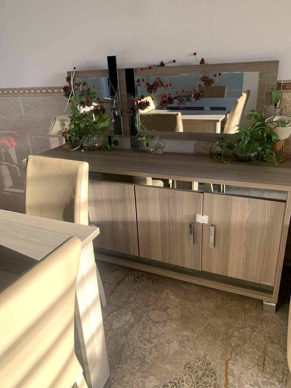 مێزی نان خواردنی ٦ نەفەری 
مێزی تەلەفزیۆن 
کونسوالێک هەر ٣ پارچەکە بۆ فرۆشتن جوان و بێ عەیبە
نرخی هەمووی تەنیا ٧٠٠ هەزار و کەمێک معامەلە❗️


**إذا كنت صاحب هذا الإعلان وتريد حذفه لأي سبب، رجاءا أرسل رسالة إلى الدعم الفني**