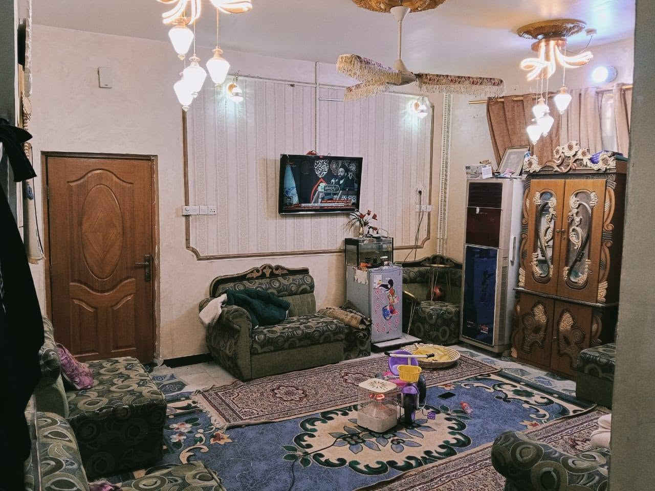 سلام عليكم بيت طابو زراعي بيه وصل بلديه وماء وكهرباء للبيع بزديناويه بشارع لمركز  يم جامع الحكيم  بلفرع لمقابيله طابق الاول بناء طابوق غرفتين  ومنور وصاله وديوانيه ومطبخ وحمامات داخليه وخارجيه مانقصه شي 
وثاني بناء فرمستون بس عكاده   بيه 4غرف
مساحه 180  
كهرباء فول ومجاري كله ثقيله  
سعر 75 قفل
تصال ***********
