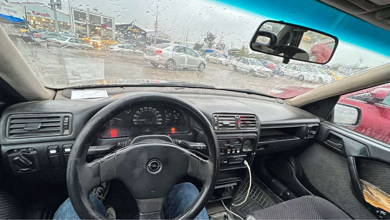 ڤكترا موديل1990 محرك 20 بيها ضربه چاملغ بدون دواخل سنتر لوك نظام ABS  سقف سلايد شغال جام كهربائي سنويه ساقطه عليها غرامه ينزل من السعر بيها وات ساب *********** مكان كركوك كركوك, العراق
