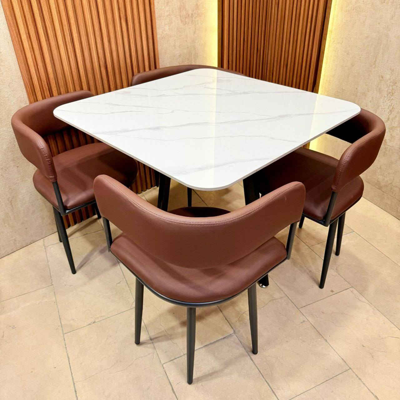 ميز طعام 4 كرسي شطرنج
سطح رخام مزجج 
قياس الطاوله 90 *90 سم مربع 
كراسي هيكل حديد دوشمه جلد 
يتحمل اوزان ثقيله 

السعر 185 الف
يوجد خدمة توصيل


**إذا كنت صاحب هذا الإعلان وتريد حذفه لأي سبب، رجاءا أرسل رسالة إلى الدعم الفني**