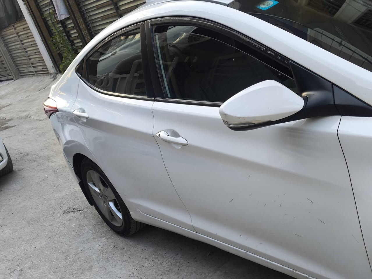 سيارة بقمة النظافة، جاهزة للاستخدام ومناسبة جداً للراغبين بالعملي والاقتصادي.
 * الموديل: 2013.
 * المحرك: 1600 (اقتصادي جداً).
 * المواصفات: سويتش (نظام تشغيل مفتاح).
 * المسافة المقطوعة: 260 ألف كم.
 * الحالة العامة: نظيفة جداً وبحالة ممتازة.
 * السعر: شدة (100 ورقة) مع مجال بسيط للشراي.
📍 الموقع: بغداد - البياع.
للاتصال:***********
