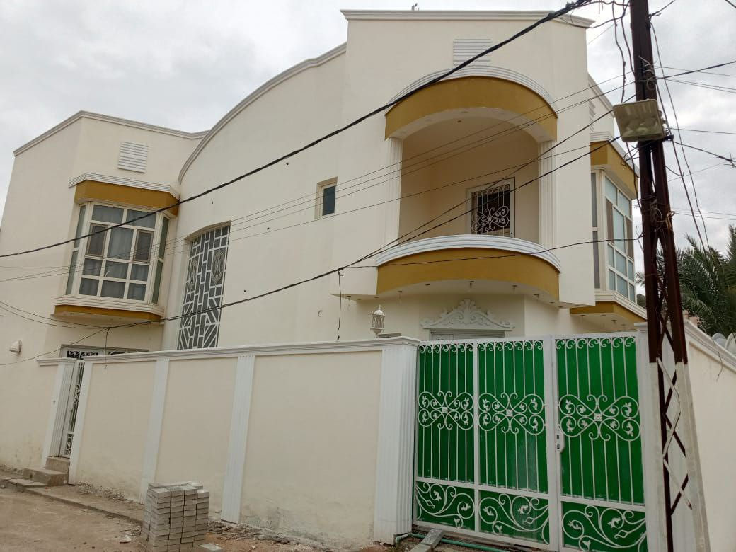 السلام عليكم دار ١٣٥ متر  طابقين يحتوي ع غرفه وصاله واستقبال ومطبخ وصحيات  داخليه وخارجيه والطابق الثاني غرفتين وصاله وصحيات بناء درجه اولى  موقع مميز  قرب مستشفى السجاد للاستفسار الاتصال ع الرقم ***********
