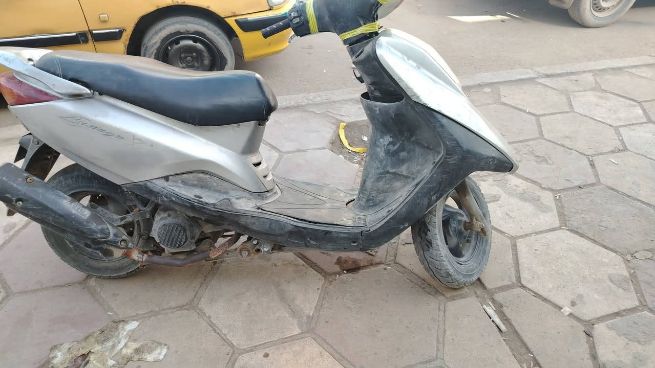 دراجه بريز للبيع كهربائيات كامله مكينتها بلاديه مامجفته ولا مره كزوز رياضي FMدبل رياضي سبع الوان دراجه نضيفه بس الكفر الامامي مكسور مكان البراغي بس يحتاجلها غسله كابريته جديده السعر850وبيها مجال الاستفسار ***********
