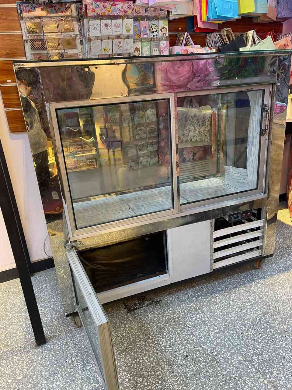 براد للبيع نظام تبريد ينفع كل شي للكيك او اللبان او ورد للاتصال على *********** واتساب سعره 500 قفل مكانا الاعظميه شارع مستشفى النعمان قرب علي كيكي بغداد, العراق
