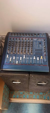 أجهزة ٢ • سماعات ٢ • الكترونيات