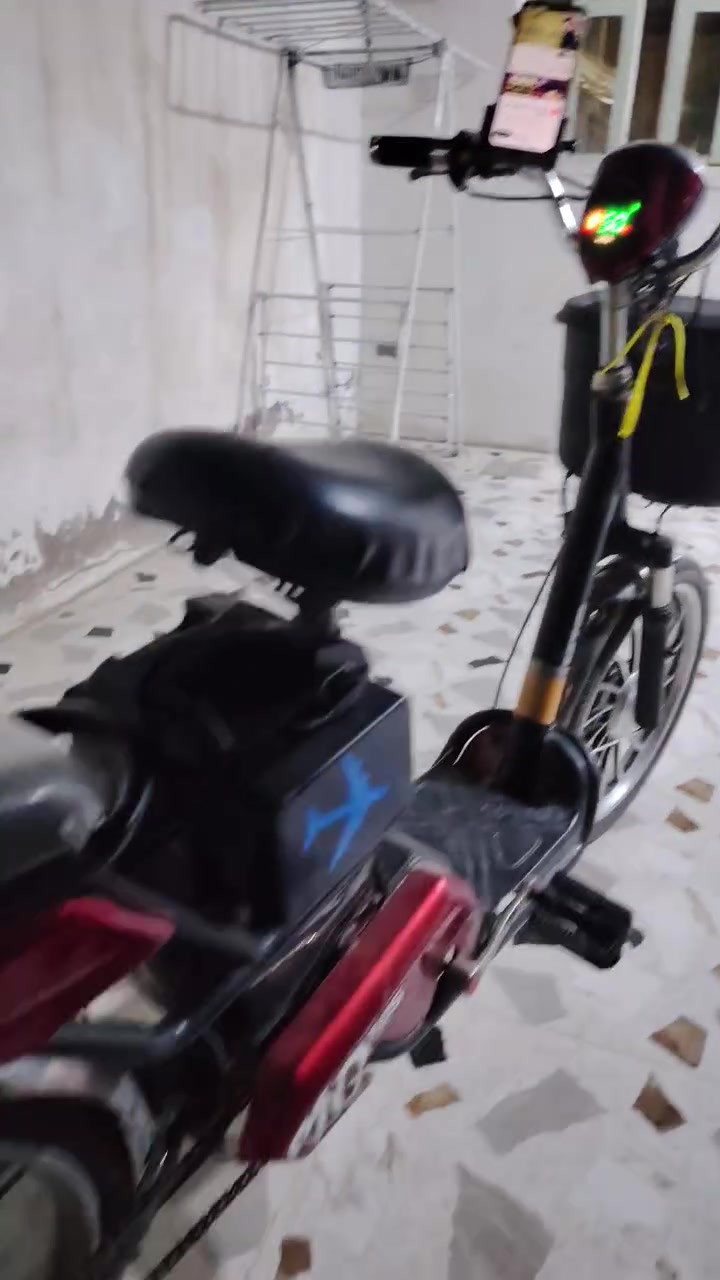 سڵاو هاوڕێیان، پاسکیلێکی شەحنی مارکەی NTS MAXم هەیە بۆ فرۆشتن، زۆر پاک و بێ کێشەیە و ئامادەیە بۆ بەکارهێنان.
پاسکیل شەحن: NTS MAX / SPEED

​ڕەنگ: سوور و ڕەش

​کەلوپەل: سەبەتەی پێشەوە، کورسی دواوە، و پایدەرەکانی تەواون.

​شەحنکەرەوە: شاحنەی ئەسڵی خۆی لەگەڵدایە و بە تەواوی کار دەکات 165هەزارو مەجال

شوین؛ کەرکوک


**إذا كنت صاحب هذا الإعلان وتريد حذفه لأي سبب، رجاءا أرسل رسالة إلى الدعم الفني**