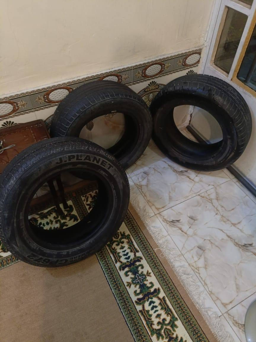 السلام عليكم تايرات نضاف للبيع 3تايرات حجمهن 195/65/15 40الف مكاني الشعب ***********
