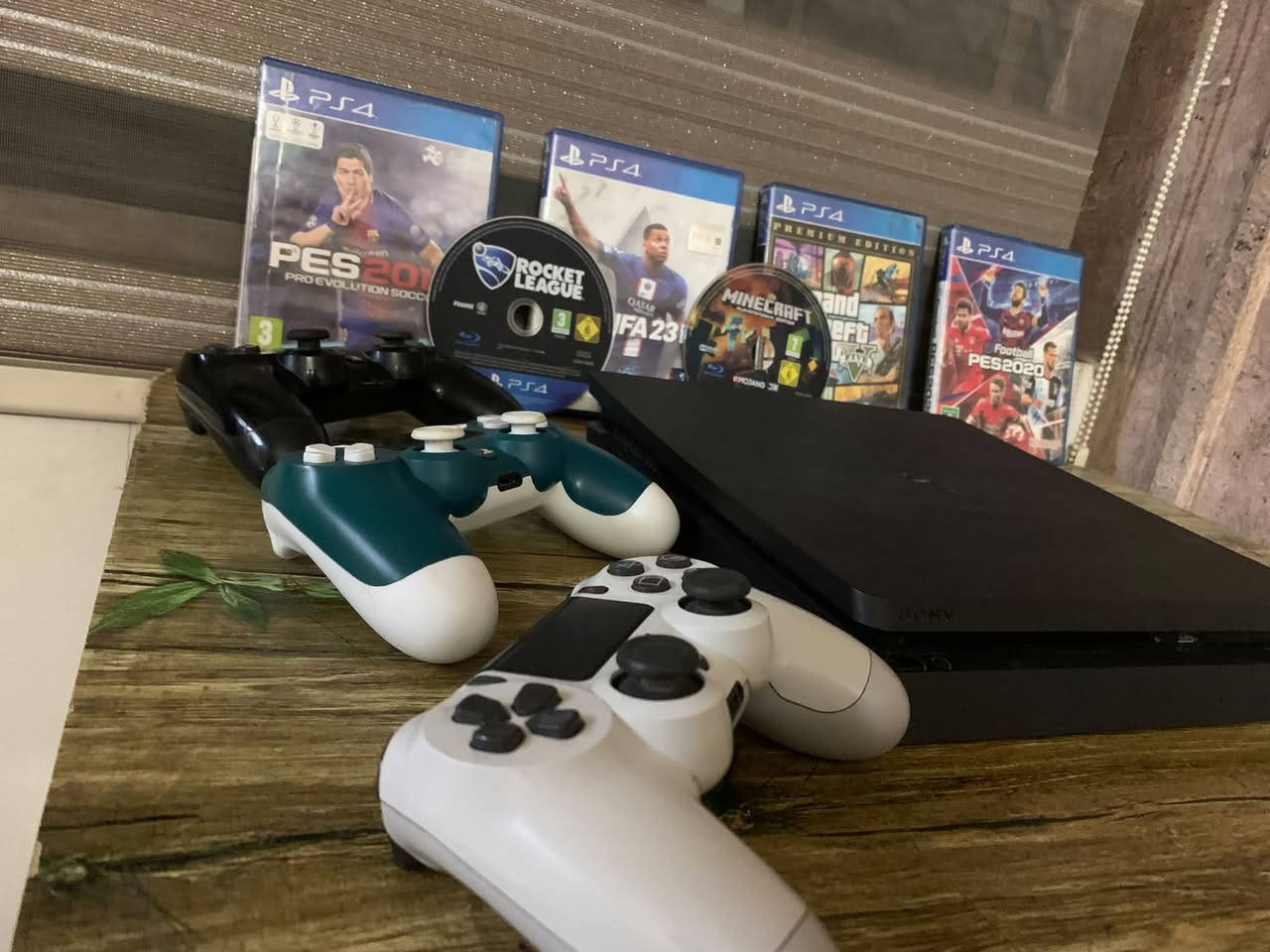 🎮 للبيع بلايستيشن 4 نظيف جدًا – بغداد / السيدية 🔥

إذا تدور على PS4 مرتب وما بي أي مشاكل، فهذا خيارك 👌

✅ الجهاز نظيف جدًا ويشتغل 100%
✅ سعة الجهاز: 500GB
✅ 3 جوستكات:

* 2 أصليات
* 1 تجاري
    ✅ كل جوستك وياه شاحنه الخاصة
    ✅ الأقراص كلها شغالة وما بيها أي عطل

🎮 الأقراص:

* GTA V
* PES 2018
* Rocket League
* Minecraft
* FIFA 23
*PES 2020
💵 السعر: 250 الف قفل 🔒 

📍 العنوان: بغداد - السيدية

📲 للتواصل واتساب فقط:
***********

البيع للجادين فقط، وأي استفسار راسلني واتساب.
