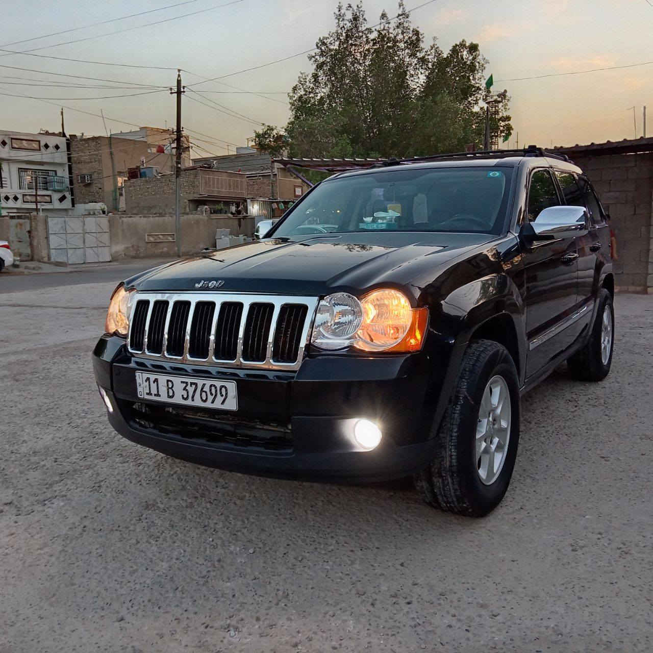 جيب كراند شيروكي لاريدو (Laredo) موديل 2010 محرك 6 سلندر سعة 3.7 لتر بقوة 210 حصان 5 ركاب
الرقم بغداد إنكليزي دولي والسنوية لحد ٢٠٣٠ بأسمي
كير أوتوماتيك مكفول ومحرك مكفول وتبريد ثلج، فتحة سلايد، بلوجكتر زنون، الكهربائيات كلها شغالة أن شاءالله.
هزه وفحص ما صار سنة من سويته يعني بعده مامنتهي، تخم تاير جديد و ٥ ويل كب والاسبير أيضا جديد، تخم بلكات وتخم نوزلات وجويتر جديد شرط الفحص والسيارة جاهزة فحص وهزة. 
السيارة جاهزه وترايك وين ما تريد
بيها فقط دعجه أربع أصابع حتى ممبينه مثل ماموضح بالصورة والدعامية الخلفية فقط صبغ لأن أيضا بيها جراد مثل ماواضح بالصور. 
اللون أسود والسيارة ابيع صبغ عام مثل ما اشتريتها قبل سنة
الله يشهدالسيارة مرتبة وشادلها حتى شاشة ودي جي بلادي مثل مموضح بالصورة لأن دائما اطلع بيها سفرات الشمال. 
كامره خلفية 
مازدات وبكلايت جديد بلادي
سعرها ٨٩ 
المكان بغداد / الأمين 
الشراي يتصل 
***********
جيب كراند شيروكي لاريدو (Laredo) موديل 2010 محرك 6 سلندر سعة 3.7 لتر بقوة 210 حصان 5 ركاب
