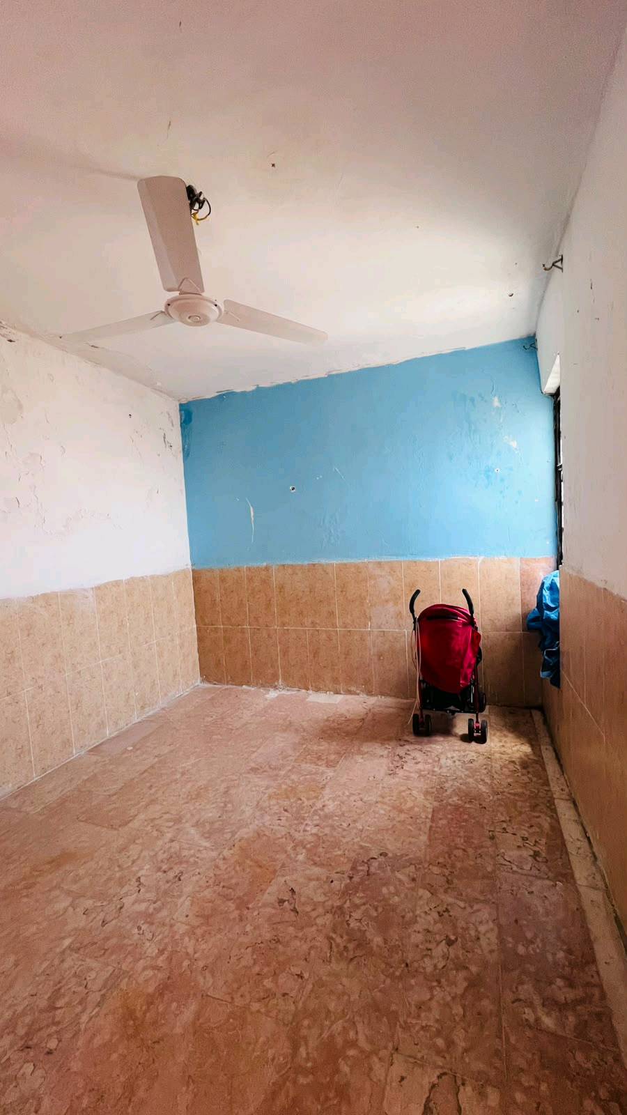سلام عليكم بيت بل سبل الاولى قرب مكتب الفرطوسي،، ال مساحه 75متر طابقين كونكريت الرضي كونكريت صب حصيره الفوك صب كونكريت الطابق الول بيه غرفه وصاله ومطبخ وصحيات الطابق الثاني بيه غرفه وصاله وصطح زغير الرضيه كرانيت البيت طابوق البناء،، الاسعر 33وبيه مجال الشراي 
الهاتف***********