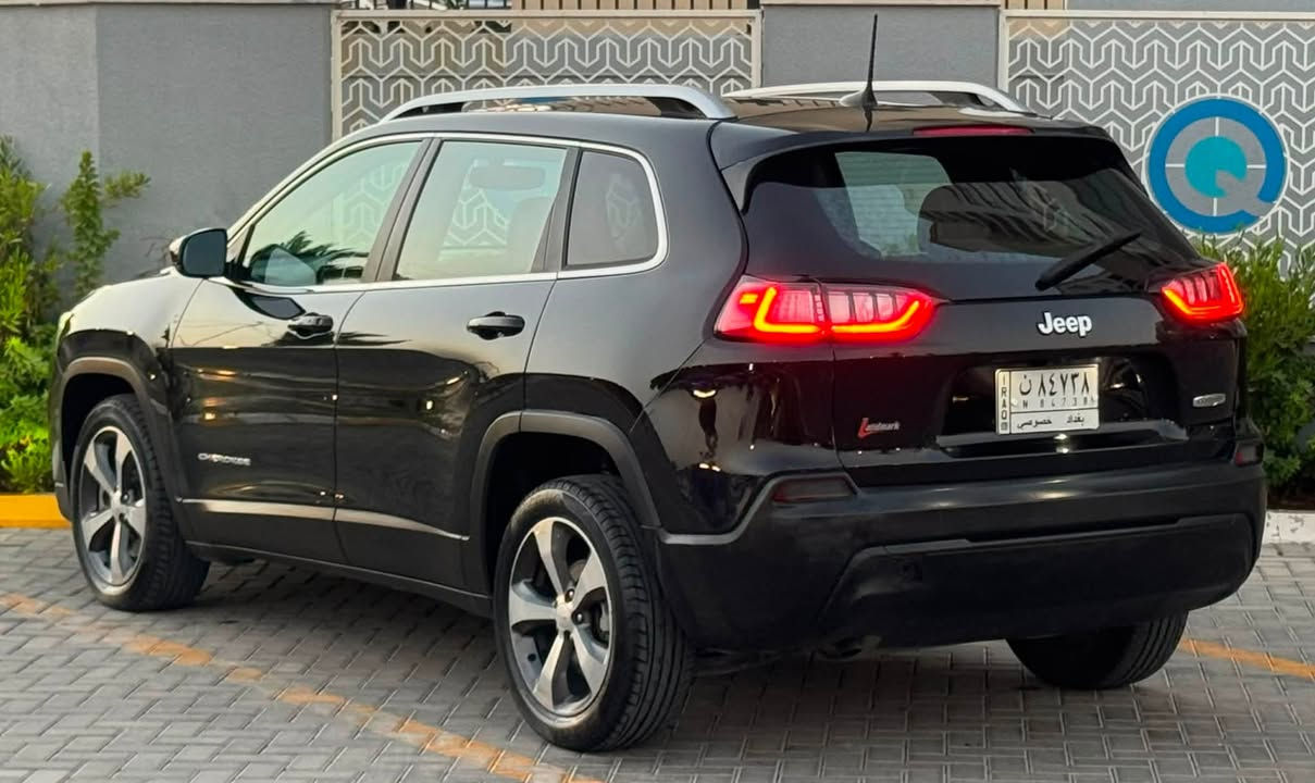 جيب كراند شيروكي بزون Jeep grand cherokee limited 2019
ماشية 107 الف
ضررها بسيط جداً موضح بالصور بدون دواخل
صبغ بنيد فقط الباقي مكفول. لغد شاصي مكفول
جميع الايرباكات سليمة
المواصفات فول ١/١ :
- محرك ٤ سلندر اقتصادي جداً
- جنطه كهرباء
- شاشة كبيرة كاربلاي مع كاميرا دوارة
- اشارة بالمري و حساسات نقطة عمياء 
- كشنات جلد هيتر و تحكم كهرباء 
- كشنات خزه ميموري
- ثلاث انظمة قيادة
- بصمة تشغيل مع بصمة ابواب 
-  حساسات
- هاند بريك بصمة
- تشغيل عن بعد 
- نظام تشغيل / اطفاء Auto Stop / Star
جديدة وجاهزه بدون نواقص رقم بغداد باسمي
السعر 133 بيها مجال 
عنواني بغداد / حي الجهاد
***********
***********
