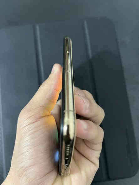 آيفون 11 برو  لون ذهبي  الجهاز زلغ واحد مابي فقط شاشه مبدله وبطاريه تقراء خدمه سعر الجهاز 175 وبي مجال بسيط العنوان بغداد المنصور رقم التلفون ***********
