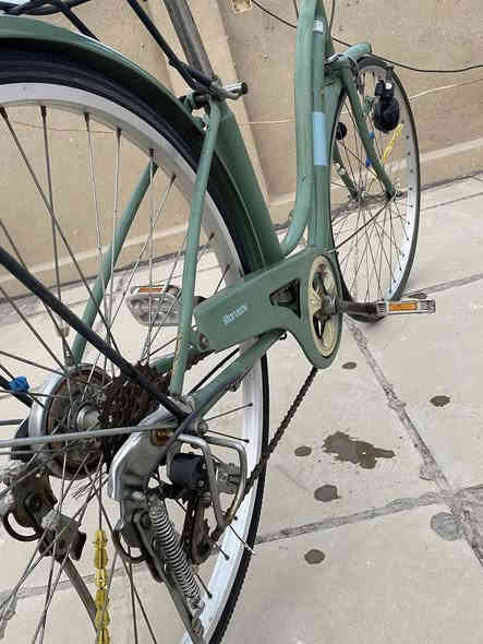 سلام عليكم
بايسكل للبيع بطه حجم ٢٦ نضيف وروعه  مثل ما واضح الكم بل صور نضيف لون زيتوني كير و على ابريكات امامي خلفي شغاله و مثل ما واضح بل صوره  على عدد الكير كلهن شغاله
السعر ٧٥  وبي مجال   اكيد للمشتري تحياتي الكم العنوان بغداد الامين الثانيه . ***********
