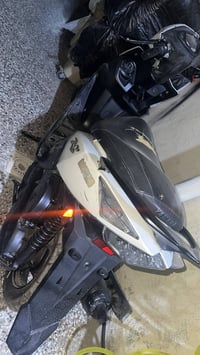 للبيع ماكس ZR الدراجه نضيفه وبيه تعديلات بسيطه كلش ومناقصه كل شي اخذته...